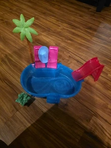 Barbie Piscina Malibú Palmera Tobogán Sillas de Playa Muñeca Sol Sombrero Juego Rosa Agua - Imagen 1 de 4