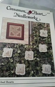 Corazones de brote de rosa con patrón de punto de cruz de conejos de primavera y corazón de canela  - Imagen 1 de 6