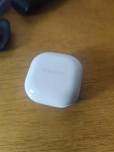 SM-R177 Samsung White Galaxy Bud2 ( charging case and right ear only) - Picture 1 of 7