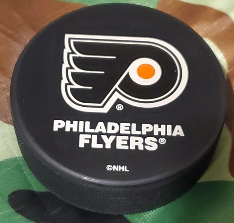 PHILADELPHIA FLYERS NHL VINTAGE PUCK VEGUM & INGLASCO MFG. MADE IN SLOVAKIA 🇸🇰 Cover
