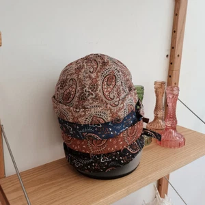 Donna Uomo con Teschio Marinaio Cappello Berretto Rolled Cuff Paisley Brimless - Foto 1 di 15