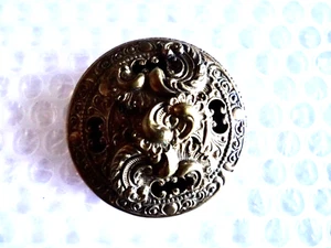 dRESS FUR CLIP DOME SHAPED METAL ORNATE NOUVEAU LRG SZ JEWELRY VINTAGE neocurio - Picture 1 of 6