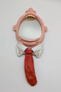 Specchio a mano unico strano uomo urlante con cravatta rossa e denti Tiawan vintage 14" - Foto 1 di 7