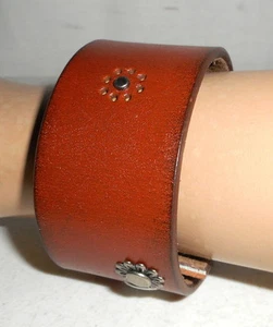 Brazalete de Plata Flor Marrón Cuero Recuperado Cinturón Reutilizado Joyería Oeste - Imagen 1 de 11