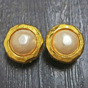 Pendientes de clip redondos vintage chapados en oro CC con perlas de imitación CHANEL #9918a - Imagen 1 de 9