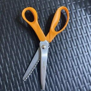Fiskars Pinking Shears Scissors 8.5" Orange Handle - Picture 1 of 4