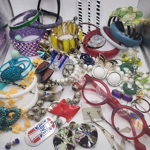 Vintage Funky Retro schrulliges Kostüm Schmuck Set gemischte Materialien tragbar Wiederverkauf - Bild 1 von 14