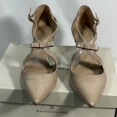 Bombas Bandolino de couro envernizado com alça em T tamanho nude - Imagem 1 de 4