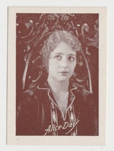Tarjeta coleccionable de instantáneas de novedades universales Alice Day 1920 - estrella de cine casi nueva - Imagen 1 de 2