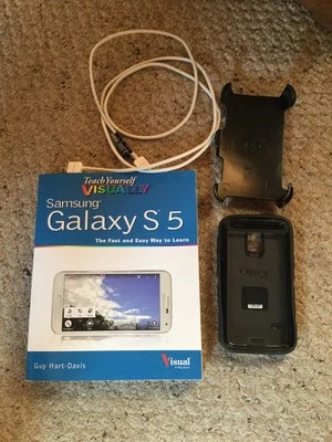 Accesorios usados para teléfono Samsung S5.  Caja de nutria, cable de carga y libro. Foto 1 de 4