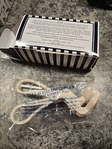 VINTAGE 1995 AVON DELUXE EYELASH CURLER & REPLACEMENT PAD NO PINCH DESIGN NEW! - Picture 1 of 1