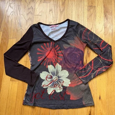 Y2K Smash! Camisa M preta vermelha floral gráfica gola V manga longa vintage grunge - Imagem 1 de 4