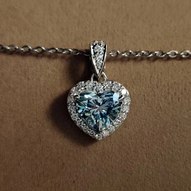 Colgante con halo de aguamarina creado en laboratorio corte corazón de 2 quilates enchapado en oro blanco de 14 quilates plateado Foto 1 de 4