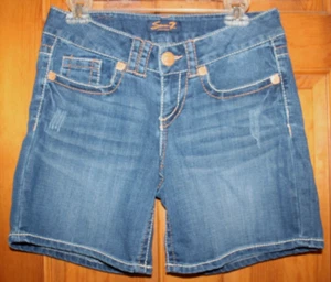Pantalones cortos de mezclilla bordados desgastados Seven 7 usados en excelente estado entrepierna de 4 7" - Imagen 1 de 5