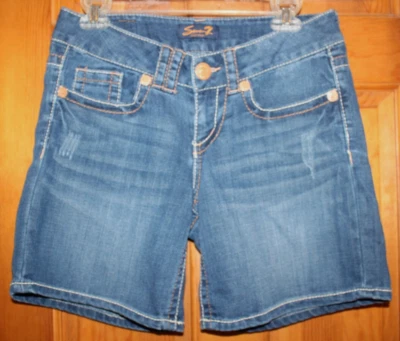 Pantalones cortos de mezclilla bordados desgastados Seven 7 usados en excelente estado entrepierna de 4 7" Foto 1 de 4