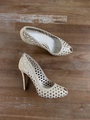 Auténticas bombas ALEXANDER MCQUEEN charol champagne desnudo corte láser 8/38 Foto 1 de 4