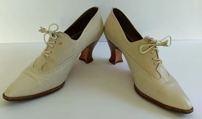 Stuart Weitzman Vintage Tostado + Marrón Clásico Espectador Cuero Tacones con Cordones  Foto 1 de 4