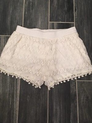 NUEVO Pantalones Cortos Altar'd State Blanco Crochet Encaje Pom Pom Ribete Boho Festival Talla S Foto 1 de 4