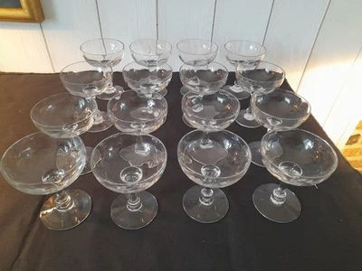 16 belles coupes à champagne anciennes - Photo 1/4