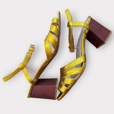 Usado en Excelente Condición Miss L Fuego Metálico Dorado Correa de Tobillo Grueso Bloque Tacón Sandalia Talla 40/8.5 Foto 1 de 4