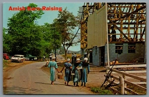 Postcard Pennsylvania c1960s Greetings From Amish The Amish Country Barn Raising - Bild 1 von 2