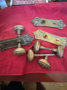 Lot Ornate Antique Brass Oporto Yale & Towne Matching Door Plates & Knobs - Picture 1 of 8