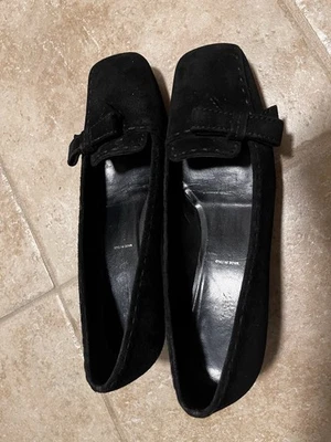 Tacones bajos PRADA vintage de gamuza negra punta cuadrada con lazo talla 7 hechos en Italia Foto 1 de 4