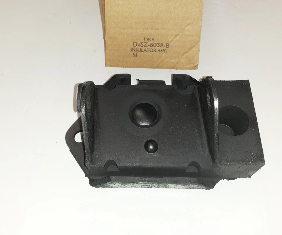 NOS 1972 to 1978 Lincoln Mark IV + V  460 CID LH Motor Engine Mount - Image 1 of 4