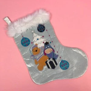 Medias de Navidad Tienda Disney Terciopelo Bordadas Winnie The Pooh Decoración - Imagen 1 de 5