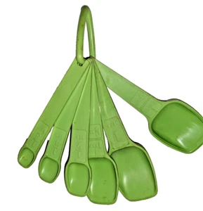 6 cucharas medidoras anidadoras vintage Tupperware verde manzana en anillo D - Imagen 1 de 5