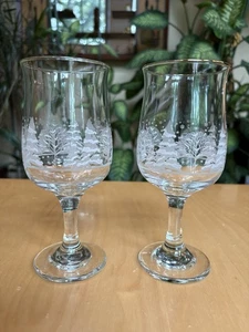 Set 2 calici vino scena alberi di neve invernali vintage Libbey Arbys bordo oro - Foto 1 di 3