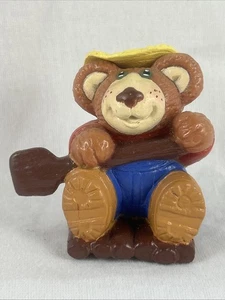 Pfadfinder auf Floß mit Ruder Pelzfelle Bären Figur 2,5" PVC Kunststoff 1986 OAA - Bild 1 von 5