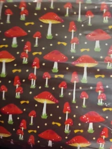 PERNO 8 YARDAS ROJO ESTAMPADO DE SETAS TELA DE FRANELA COSTURA TRAPO EDREDÓN ADORABLE - Imagen 1 de 3