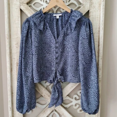 Blusa para mujer Topshop estampado animal satinado corbata frontal recortada con botones en azul Foto 1 de 4