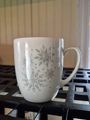 Taza de café de cerámica Royal Norfolk invierno copos de nieve plateados Foto 1 de 4