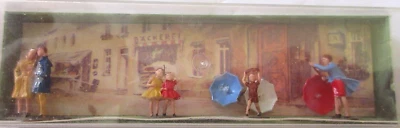 Merten 2186 HO Pedestrians W/Umbrellas - Image 1 of 2