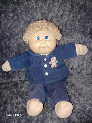 Vintage Cabbage Patch Kids Junge mit blauen Kord Anzug  und weißem T-Shirt 40 cm - Bild 1 von 4