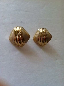 Vintage GoldTone Pierced Shell Design Earrings w Shine Inlay Beautiful Gift - Imagen 1 de 8