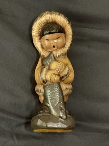 Vintage Eskimokind mit Fisch Keramik 7" Figur Statue handbemalt - Bild 1 von 1