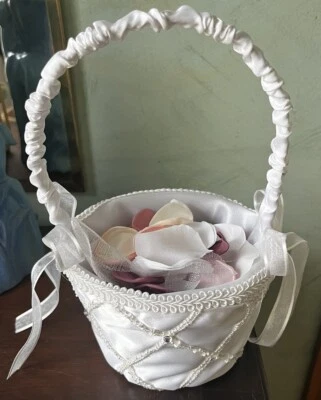 Cesta niña flor con pedrería y encaje incluye pétalos (tonos blancos/corales) Foto 1 de 4