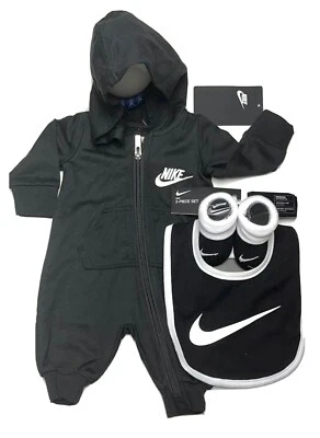 NUEVO CONJUNTO DE REGALO NIKE Bebé 3 piezas: Mono con Capucha, Babero y Botines 0-6 Meses. Negro. Foto 1 de 4
