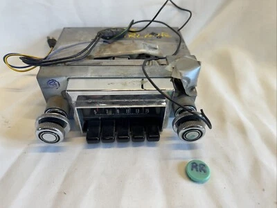 1968 FORD FAIRLANE AM PUSHBUTTON RADIO WITH KNOBS - Image 1 of 4