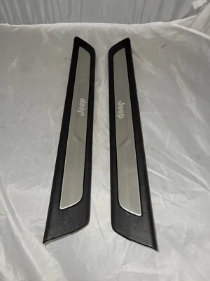 15-18 Jeep Grand Cherokee LH, PUERTA DERECHA Jeep SILL PLACA DE DESGASTE OEM Foto 1 de 2