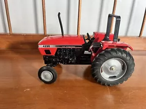 Vintage Ertl Case 4230 Compact Tractor 1/16 scale, Excellent Condition - Picture 1 of 8