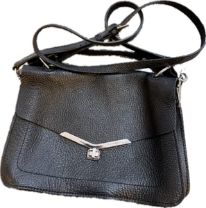Damen Umhängetasche echt Kiesel schwarz Leder Botkier mit Umschlagverschluss - Bild 1 von 3