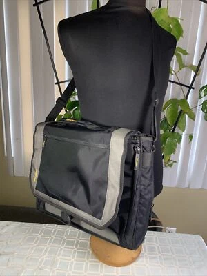 Targus Laptop 17" Black & Gray Messenger Travel Case Satchel Shoulder Strap Bag - Image 1 of 4