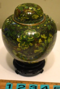 Vintage grüne Blumen Cloisonne Ingwer Glas Vase Urne mit Deckel auf geschnitztem Holzständer - Bild 1 von 5