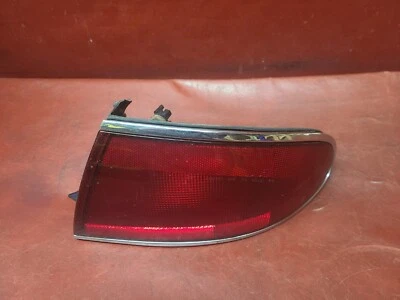 Conjunto de luz trasera lateral para pasajero derecha Buick Century 1997-2005 P/N 16523314 Foto 1 de 4