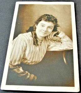  Young Lady smiling and sitting on a Chair-RPPC-Stamp Box-AZO (1918-1930). - Picture 1 of 2