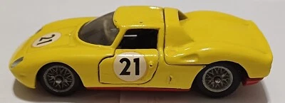 Mercury Ferrari 330 P2 gialla su telaio rosso. Condizioni molto buone. - Immagine 1 di 4